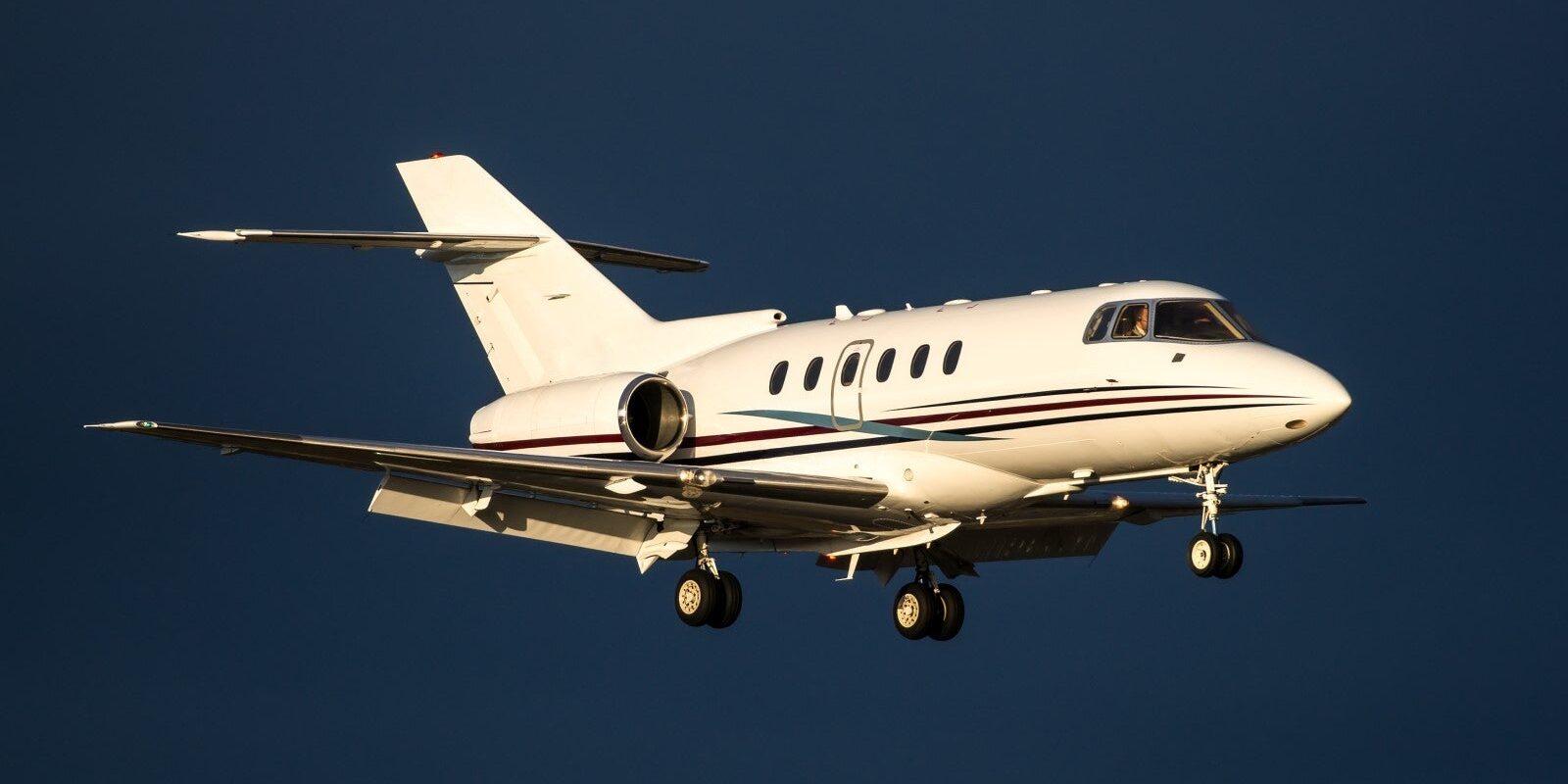 6734dd2611bfa32a0f3c01a1_hawker-800xp-Main Image